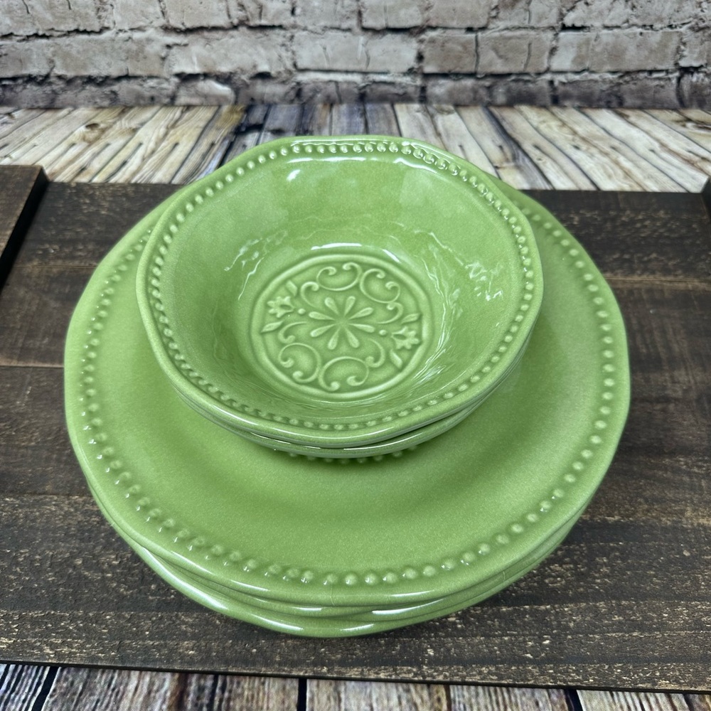 Il Mulino Sage Melamine Dinnerware (2 Bowls & 4 Dinner Plates)